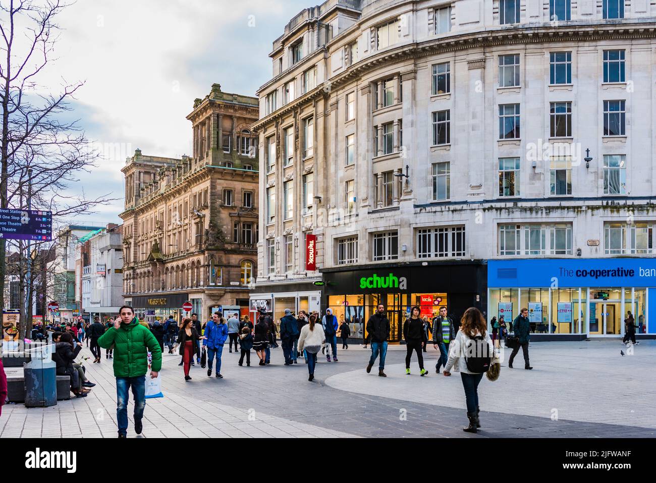 Atmosfera su Church St. Corner Parker St. Liverpool, Merseyside, Lancashire, Inghilterra, Regno Unito Foto Stock