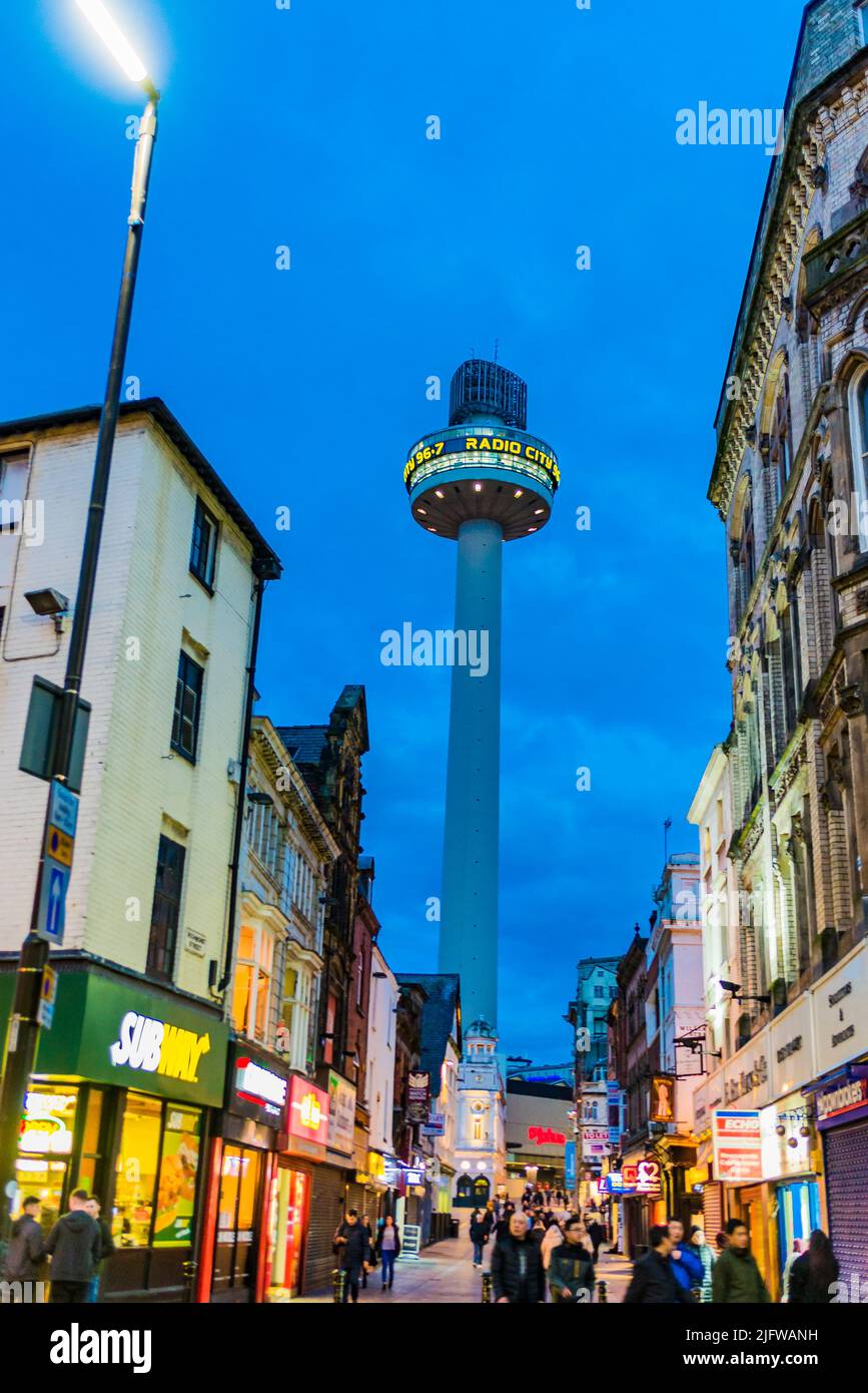 Liverpool Street che mette in evidenza la radio City Tower. Radio City Tower, conosciuta anche come St. John's Beacon, è una torre radiofonica e di osservazione a Liverpool, in inglese Foto Stock