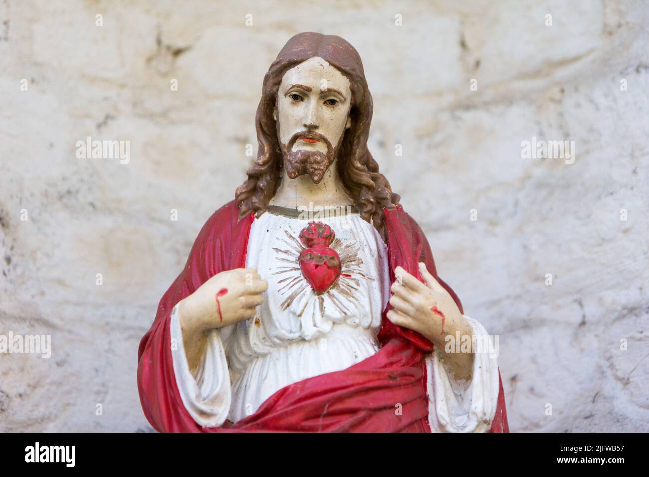 La statua del cuore più sacro di Gesù in un giardino privato a Valenciennes, Francia. Foto Stock