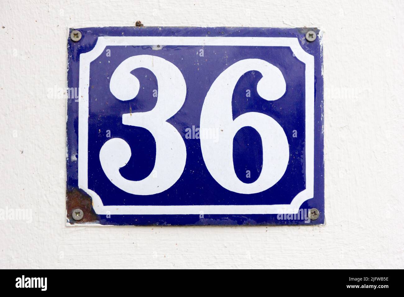 Numero 36 (trentasei) in bianco su una piastra di metallo blu Foto Stock