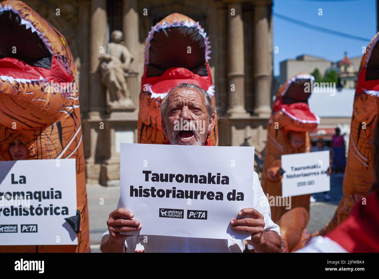 Pamplona, Spagna. 05th luglio 2022. Un manifestante tiene un cartello e canta slogan in richiesta per l'abolizione della corrida durante la manifestazione. Una protesta è stata organizzata a Pamplona dai membri del PETA (popolo per il trattamento etico degli animali) per chiedere l'abolizione della corrida un giorno prima delle festività di San Fermín. (Foto di Elsa A Bravo/SOPA Images/Sipa USA) Credit: Sipa USA/Alamy Live News Foto Stock