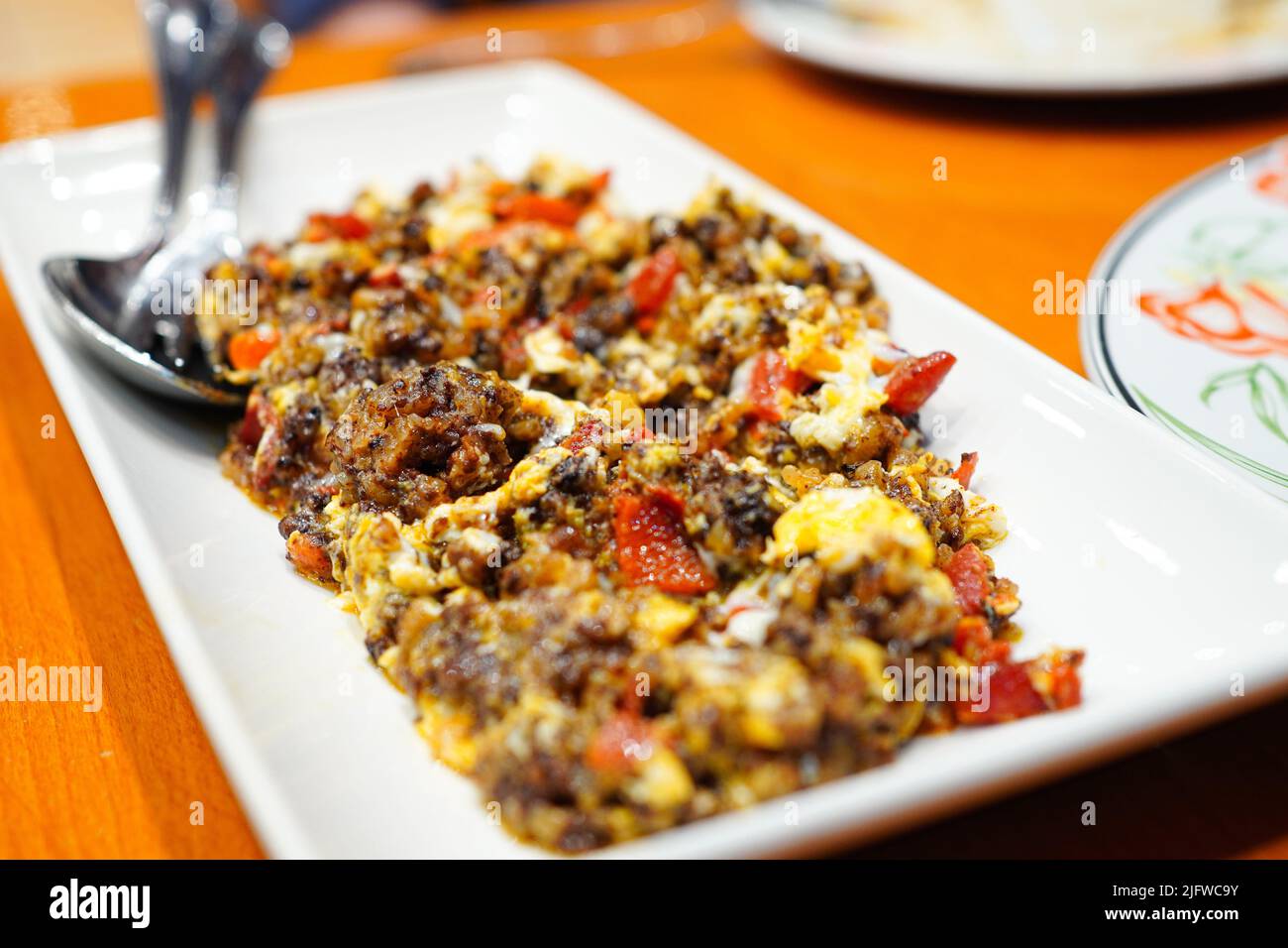 Revuelto de morcilla, miglior piatto a base di Morcilla de Burgos (salsiccia di sangue spagnola di Burgos, Spagna) Foto Stock