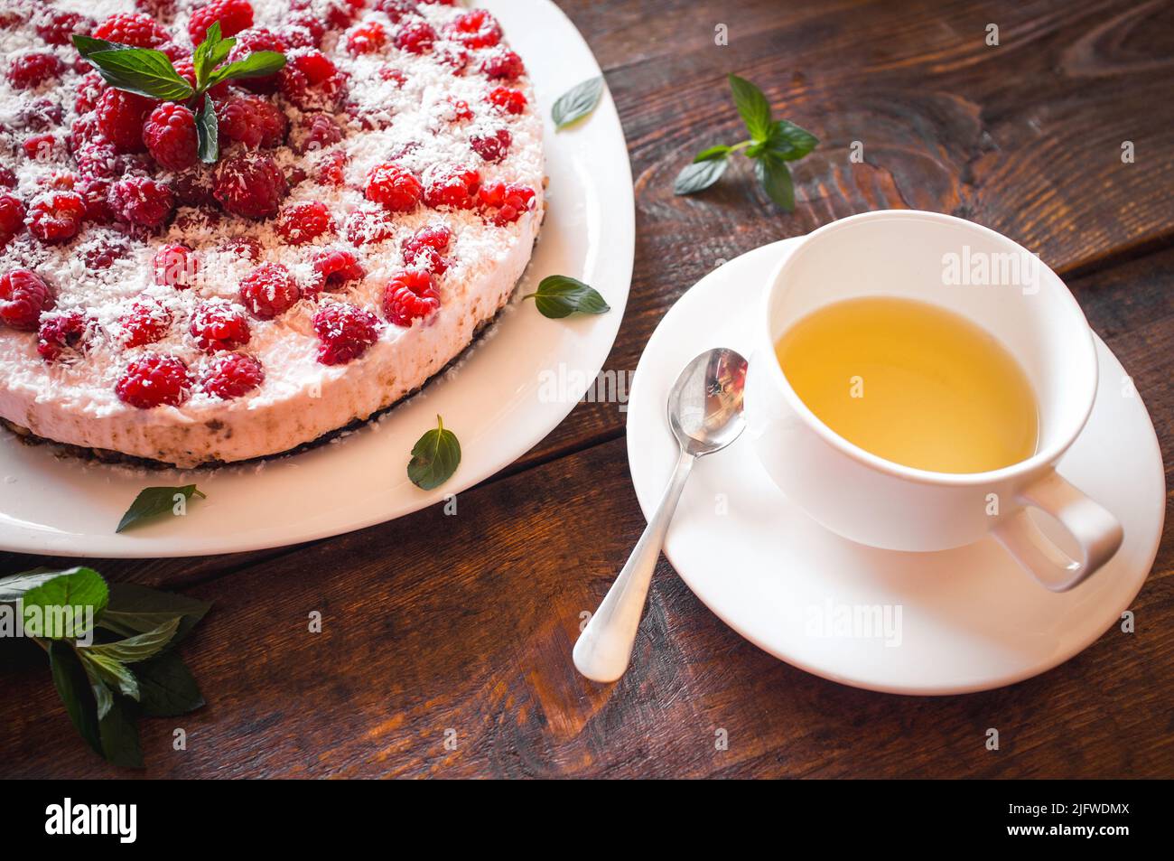 dessert al vegan di lamponi e tè verde Foto Stock