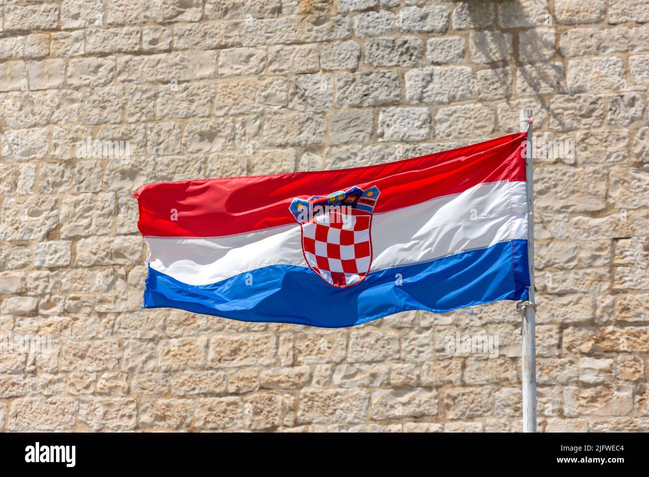 Bandiera croata che vola su un palagdello, sulla passeggiata di Trogir, sulla città vecchia, sulla contea di Spalato-Dalmazia, Croazia Foto Stock