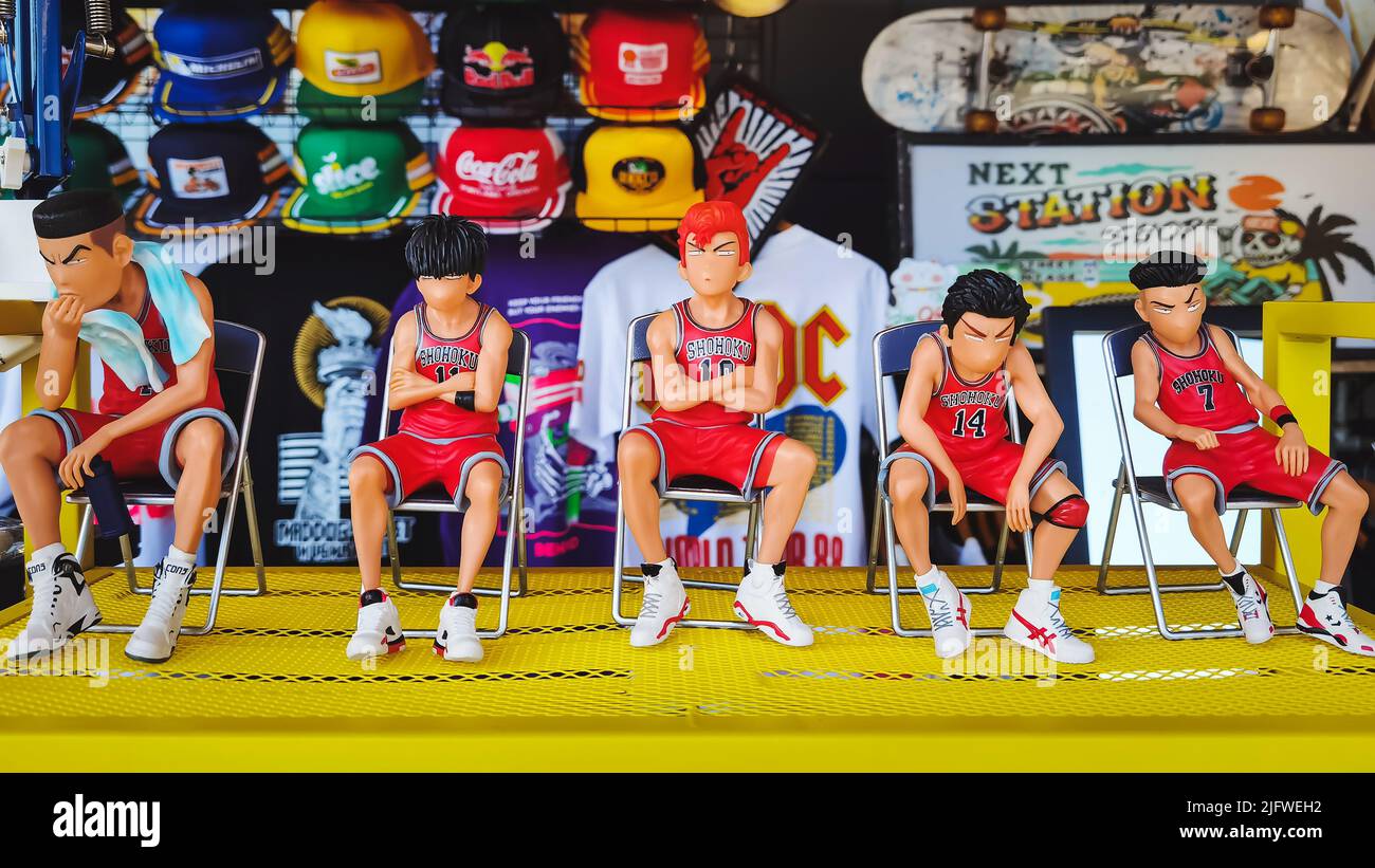 KANCHANABURI,THAILANDIA-NOVEMBRE 14,2020 : bambole figurine o statua di una squadra di basket seria sostituto si siedono sulle sedie per la vendita come souvenir di strada a R Foto Stock