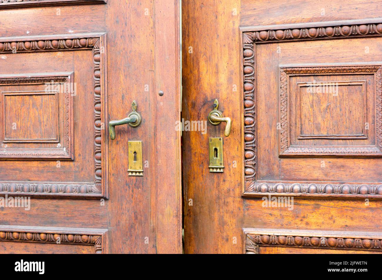 una vecchia porta ornamentale in legno Foto Stock