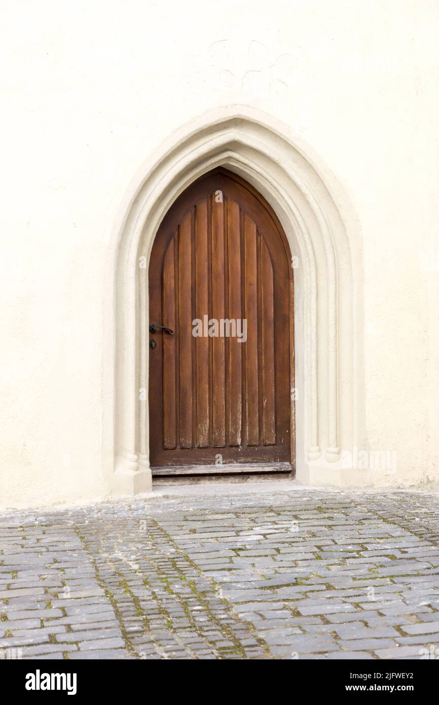 Una porta di legno con un arco a punta Foto Stock