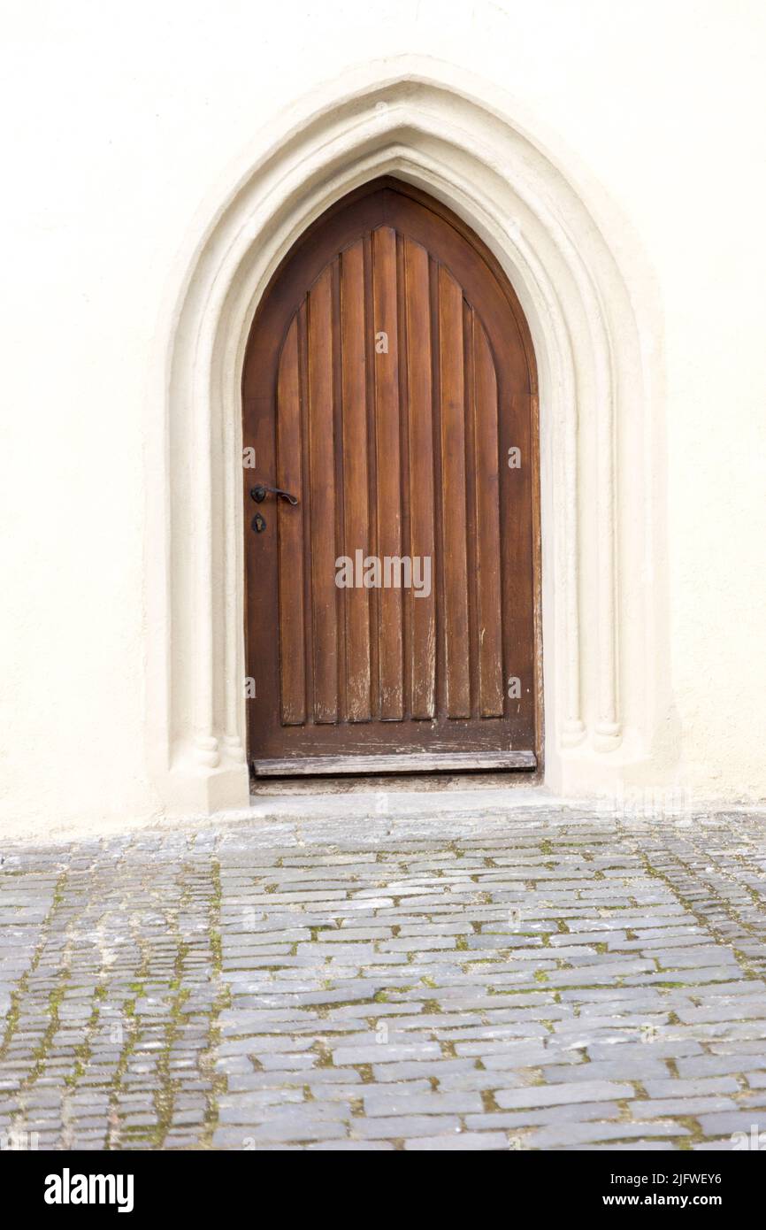 Una porta di legno con un arco a punta Foto Stock