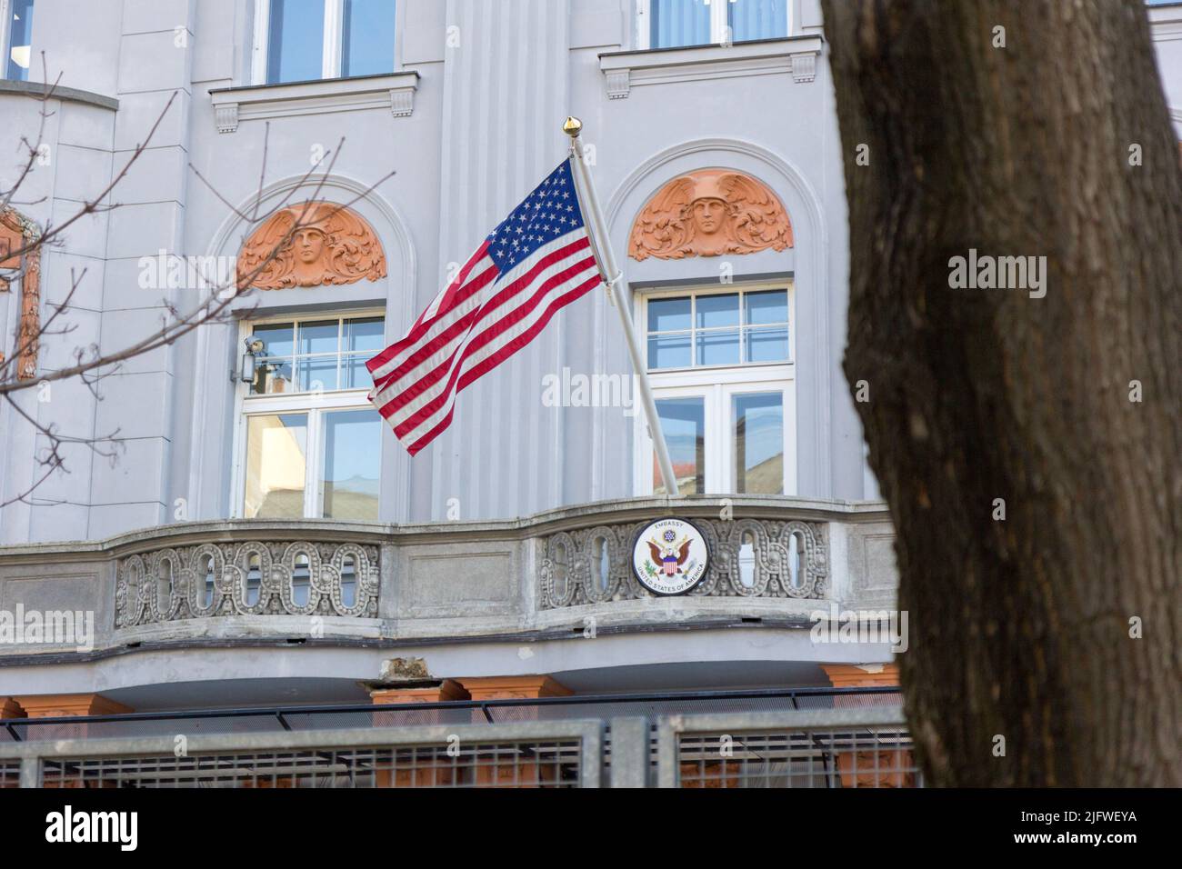 Bratislava, Slovacchia. Marzo 8 2017. Bandiera degli Stati Uniti appesa sul balcone dell'Ambasciata degli Stati Uniti a Hviezdoslavovo námestie a Bratislava, Slovacchia. Foto Stock