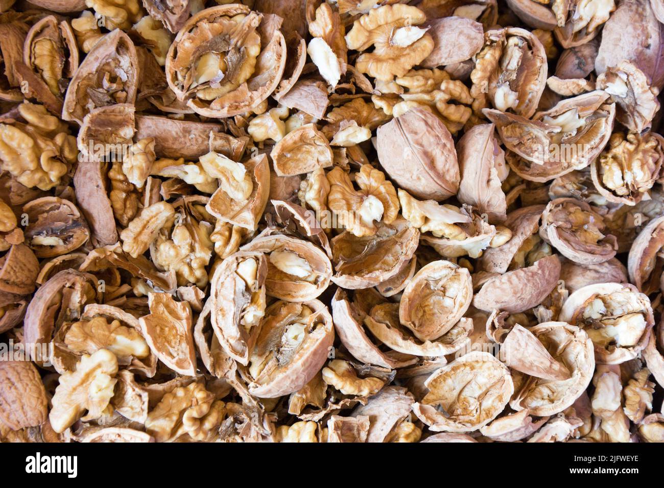 Noci con guscio di noce incrinato, non ancora mazzate. Foto Stock