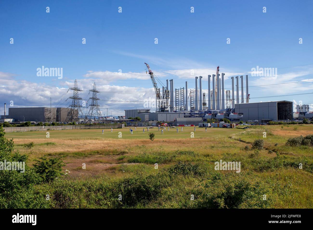 HARTLEPOOL, REGNO UNITO. LUG 1ST. Viste generali della Centrale elettrica di Hartlepool il campo del Cricket Club, situato all'ombra della Centrale nucleare omonima in Tees Road, Hartlepool, che dovrebbe essere smantellato dal 2024. Il club di cricket gioca nella Langbaurgh League un campionato di cricket per i club dilettanti in Teesside e nel North Yorkshire. (Foto di Mark Fletcher | MI News) Foto Stock