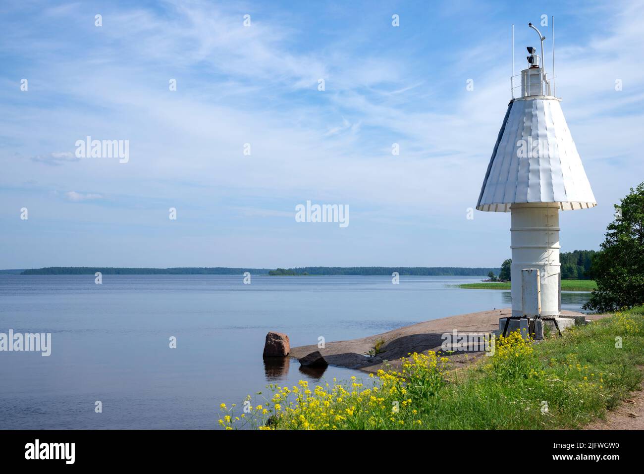 Faro sulla riva del Golfo di Finlandia. Vysotsk, regione di Leningrad. Russia Foto Stock