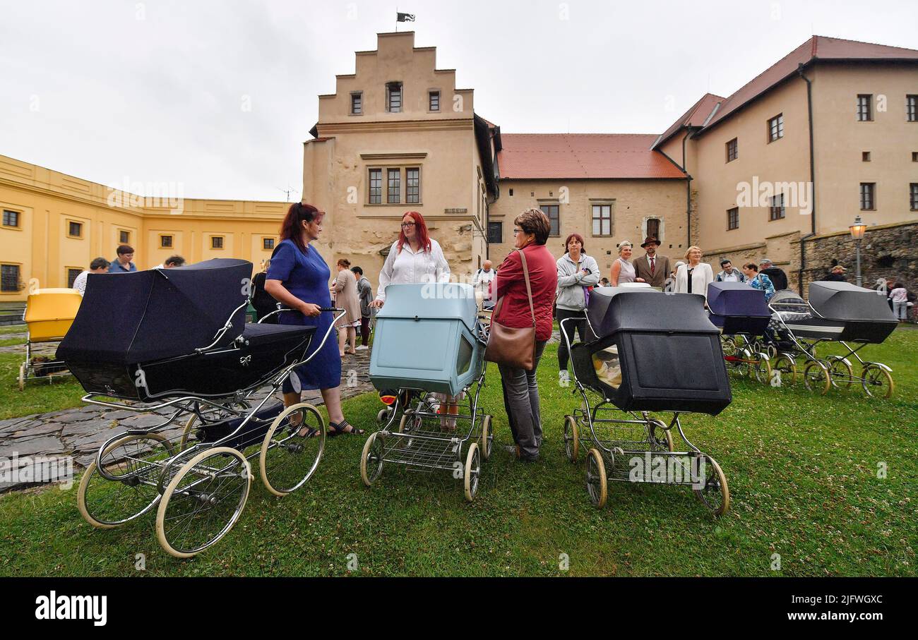 Polna, Repubblica Ceca. 05th luglio 2022. Incontro dei pram vintage a Polna vicino a Jihlava, Repubblica Ceca, 5 luglio 2022. Credit: Lubos Pavlicek/CTK Photo/Alamy Live News Foto Stock