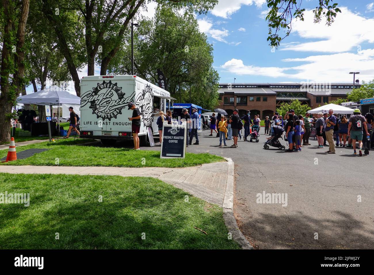 'Flagstaff Art in the Park' è un festival di artigianato locale che presenta belle arti e artigianato rigorosamente giurato e mostrato dagli artisti. Il recente festival della comunità ha avuto luogo il 4 luglio del fine settimana 2022 al Wheeler Park nel centro di Flagstaff, AZ, USA. Foto Stock