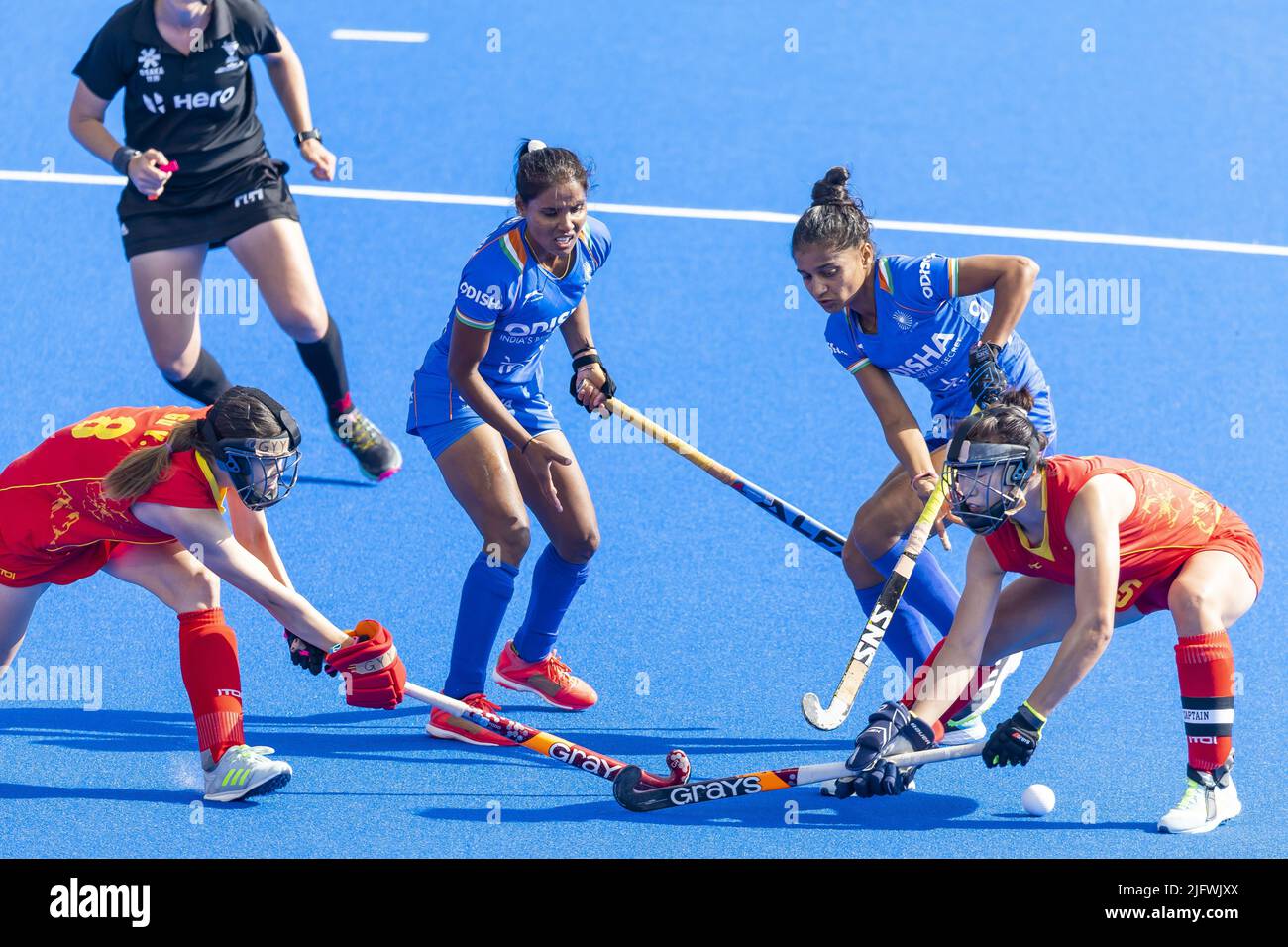 AMSTERDAM - Jiaqi li (CHN) e Monika (IND) durante la partita tra India e Cina ai Campionati mondiali di hockey al Wagener Stadium, il 5 luglio 2022 ad Amsterdam. ANP WILLEM VERNES Foto Stock