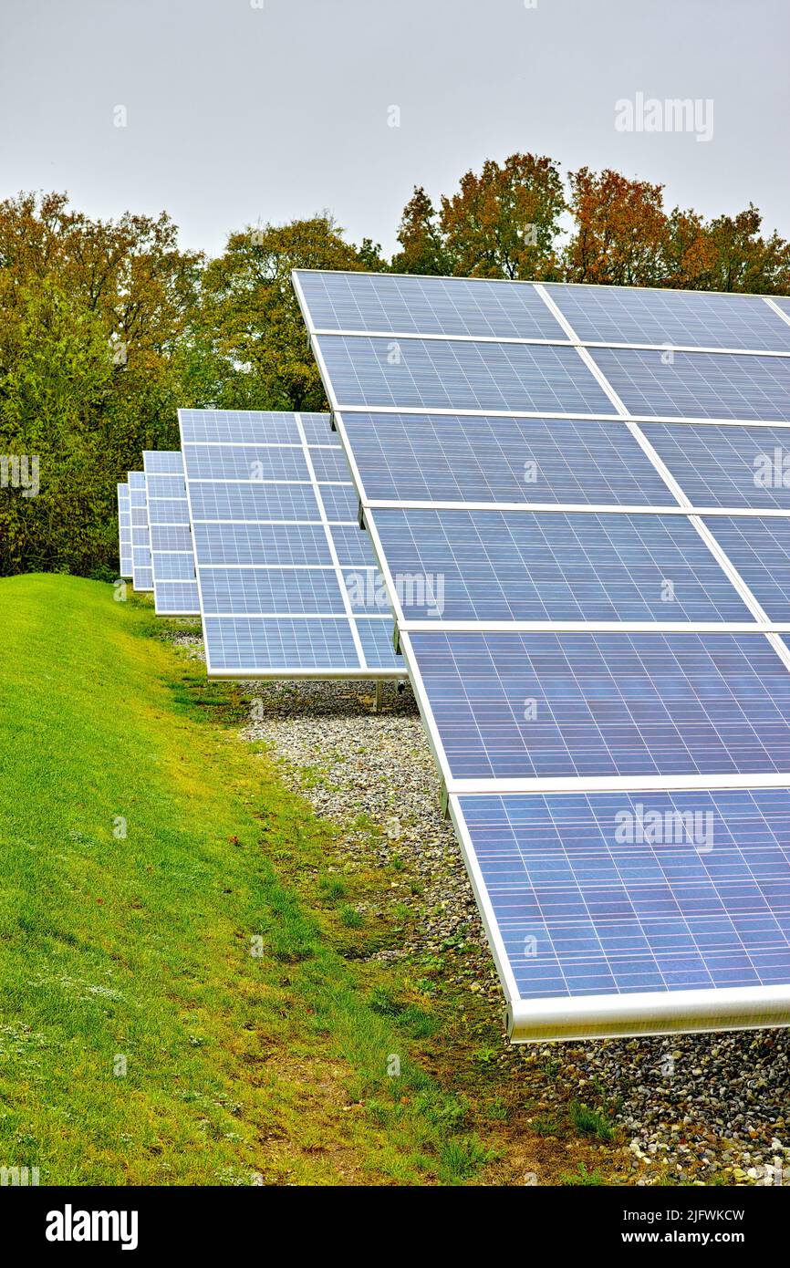 Impianto solare. Una fonte di energia rinnovabile che produce energia solare pulita e sostenibile dal sole. Pannelli fotovoltaici che generano energia alternativa Foto Stock