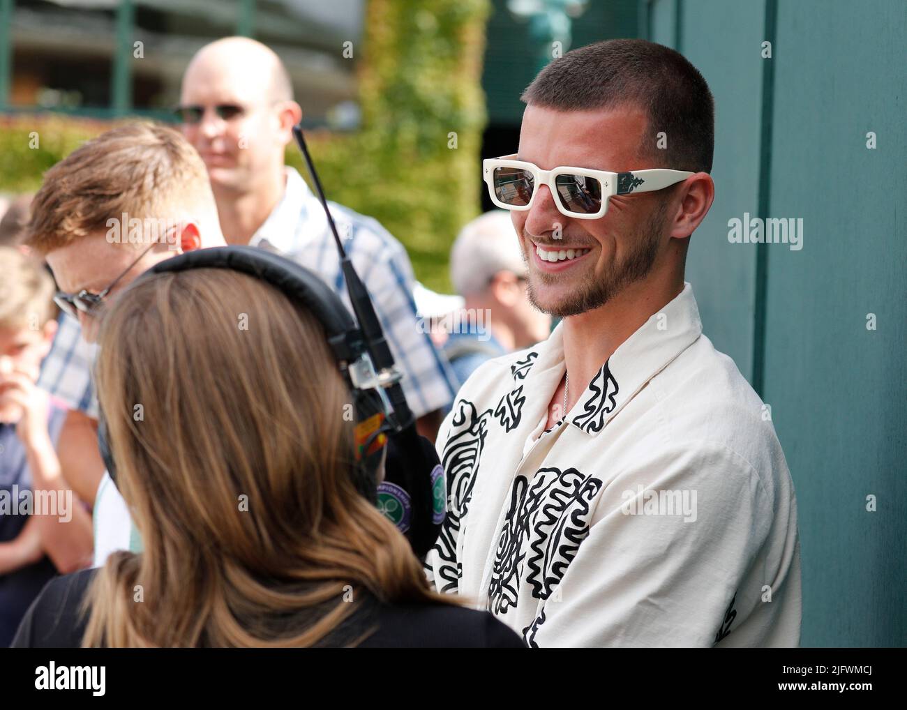 5th luglio 2022, All England Lawn Tennis and Croquet Club, Londra, Inghilterra; torneo di tennis di Wimbledon; Chelsea Forward Mason Mount immergersi nell'atmosfera di Wimbledon mentre viene intervistato per la televisione credito: Action Plus Sports Images/Alamy Live News Foto Stock