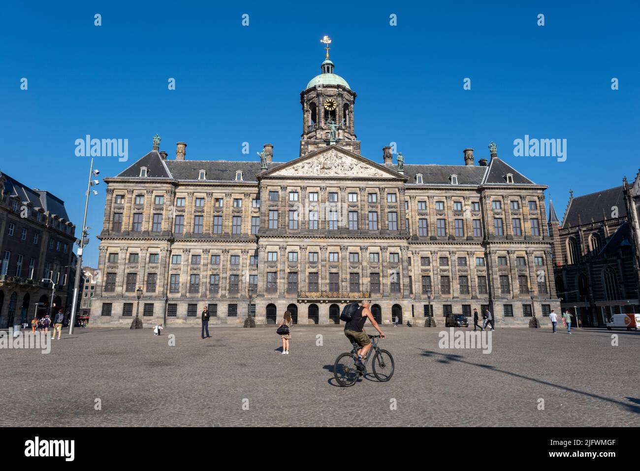 Amsterdam, Paesi Bassi - 23 giugno 2022: Il Palazzo reale di Amsterdam in Piazza Dam Foto Stock