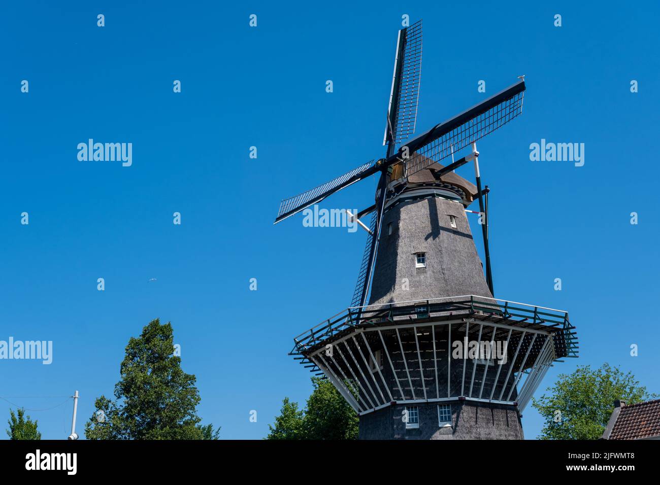 Amsterdam, Paesi Bassi - 23 giugno 2022: De Gooyer Mulino sul cielo blu Foto Stock
