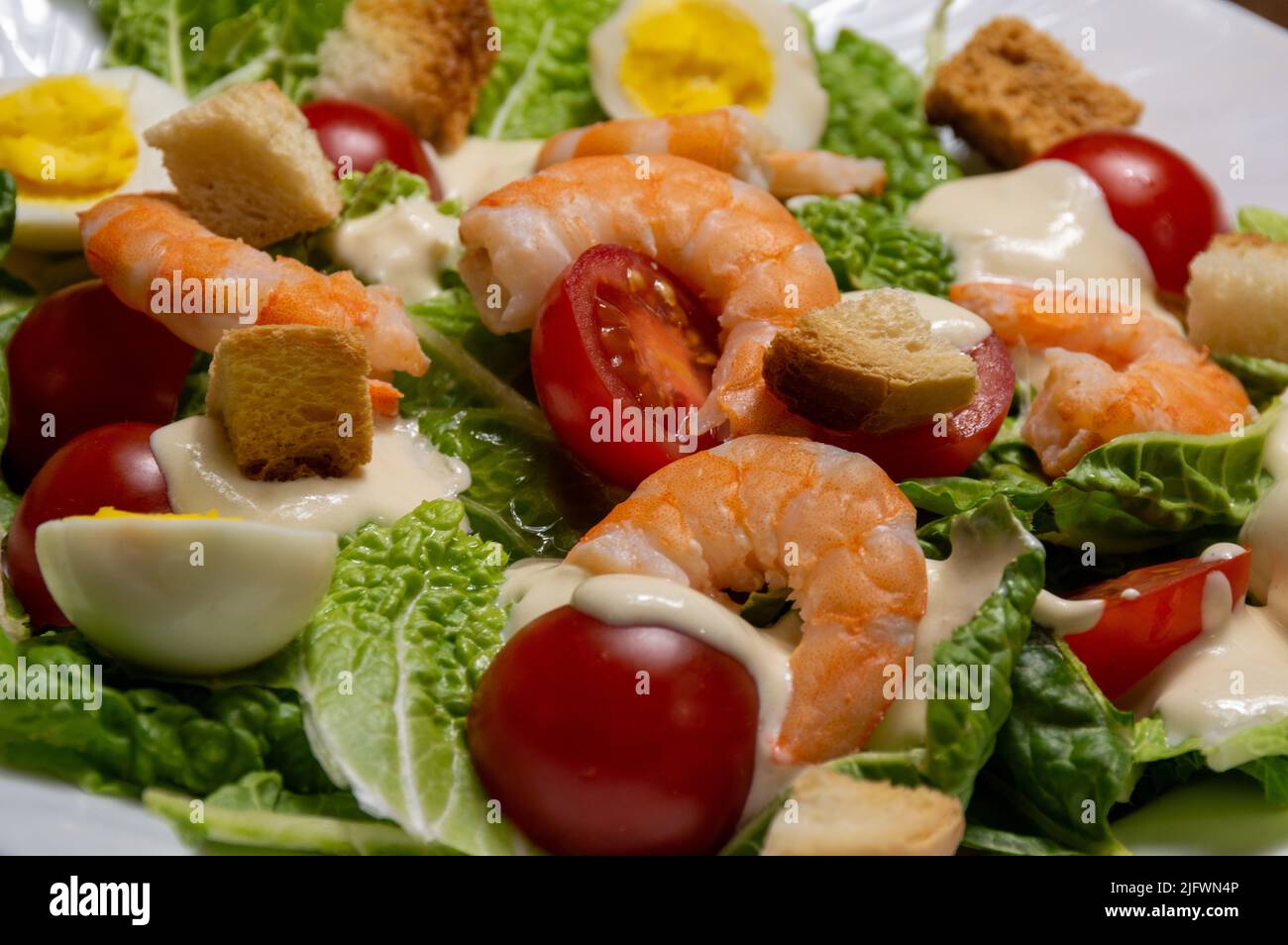 Caesar insalata con gamberi, uova e pomodori Foto Stock