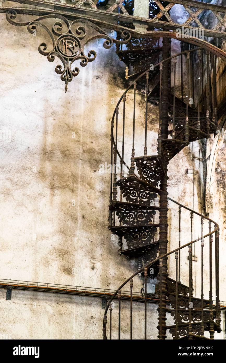 Le iniziali "NR" adornano la sommità della scala a chiocciola in ferro, costruita intorno al 1900, nella sede di Noilly Prat a Marseillan, Hérault, Francia. Ancora oggi, queste iniziali appaiono anche nel logo della famosa marca di vermouth. Foto Stock