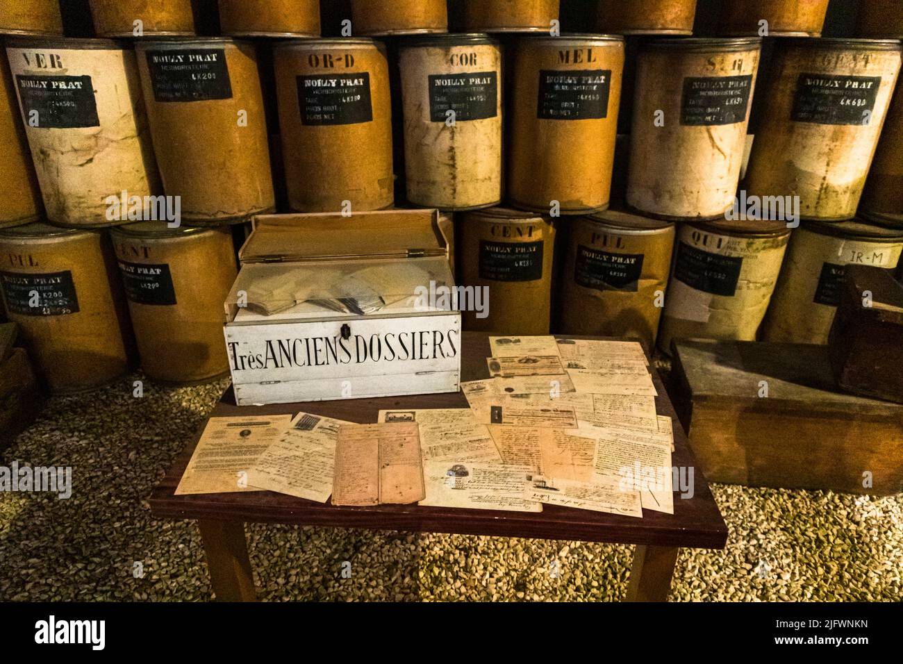 Visita guidata della sede di Noilly Prat. Antichi pezzi di gioielli del 19th secolo e contenitori per erbe e spezie testimoniano gli inizi del classico vermouth. Le ricette esatte sono segrete. In Noilly Prat Rouge, il vermouth più dolce di Noilly Prat, sono 29 erbe Foto Stock