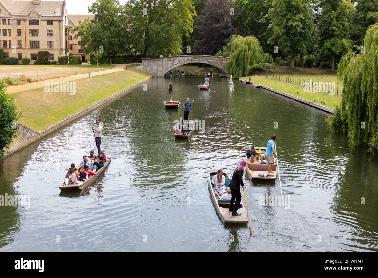 Persone che puniscono a River Cam in una giornata di sole a Cambridge. Immagine scattata il 29th giugno 2022. © Belinda Jiao jiao.bilin@gmail.com 07598931257 https://ww Foto Stock