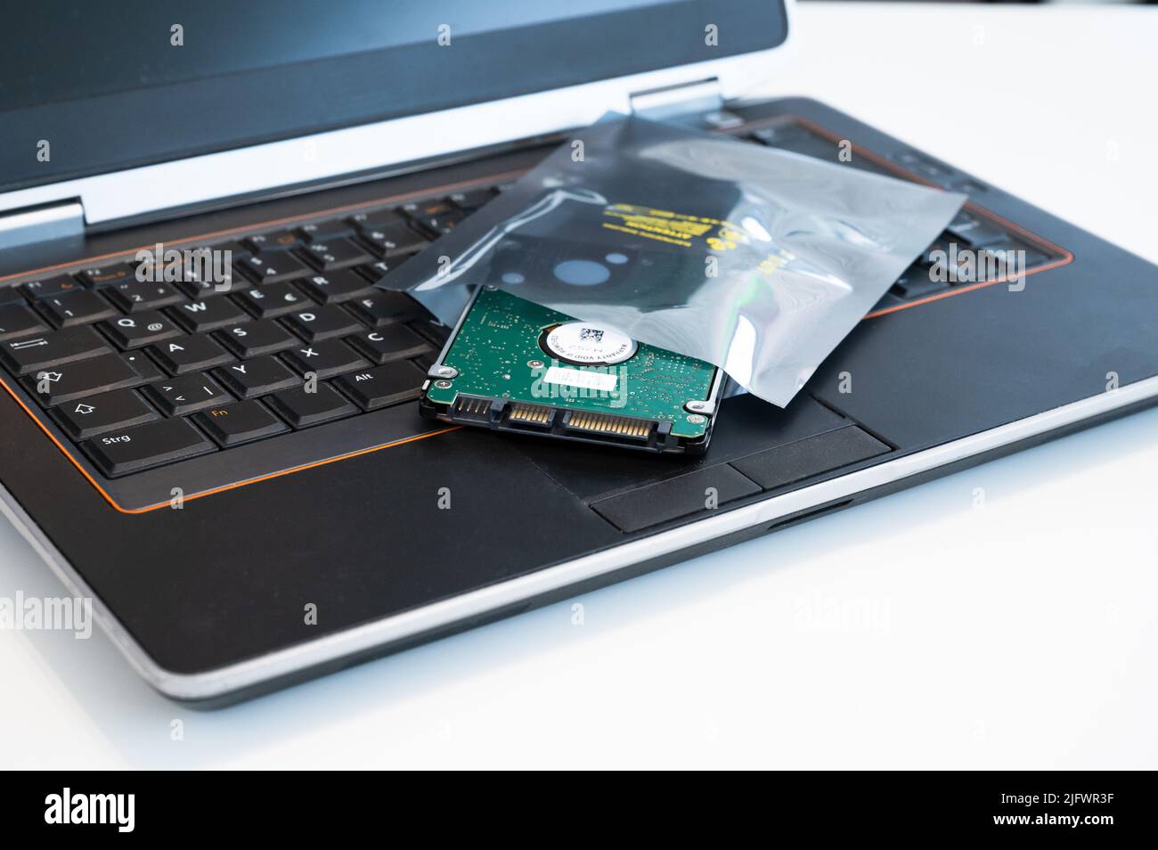 Il disco rigido viene aggiornato e posizionato nella confezione ESD sulla tastiera del PC: La confezione protegge i componenti elettronici sensibili dalle scariche elettrostatiche Foto Stock