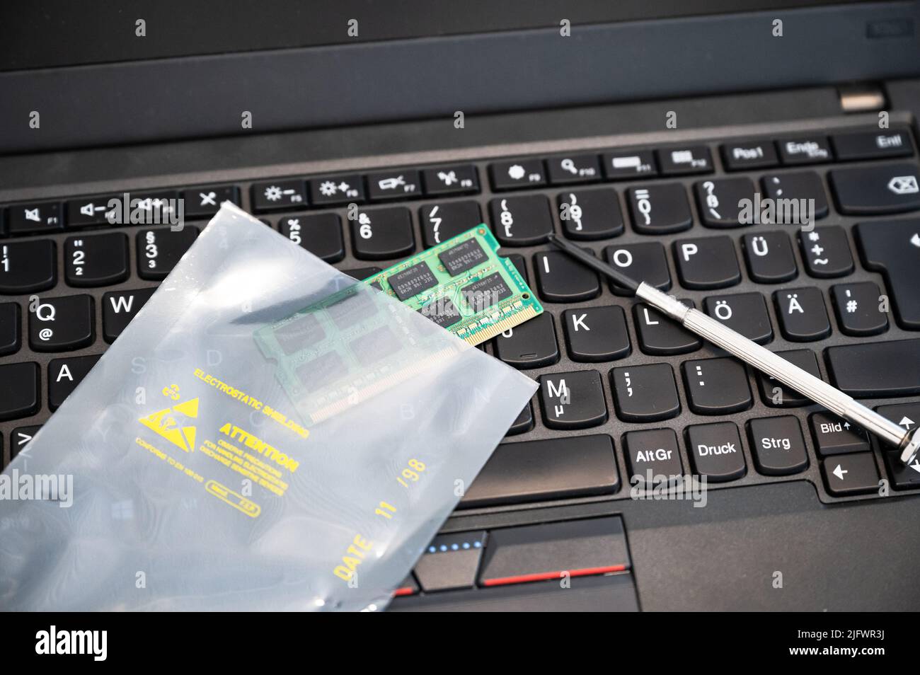 La RAM viene aggiornata e inserita in un imballaggio ESD sulla tastiera di un PC: L'imballaggio protegge i componenti elettronici sensibili dalle scariche elettrostatiche Foto Stock