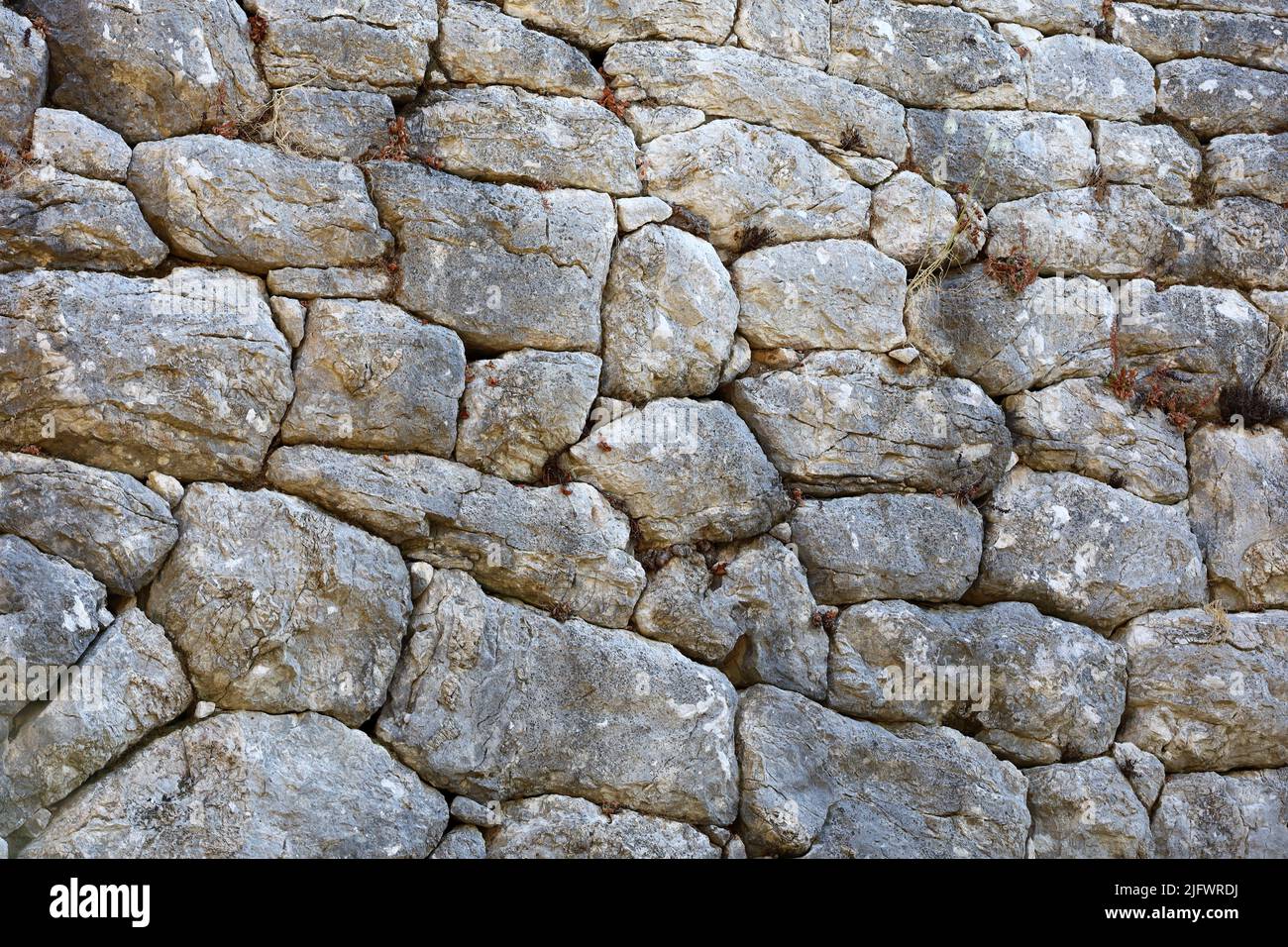 Muratura poligonale di muro di pietra dell'antica città di Amos in Turchia fondata dai Doriani nel VII secolo a.C. Foto Stock