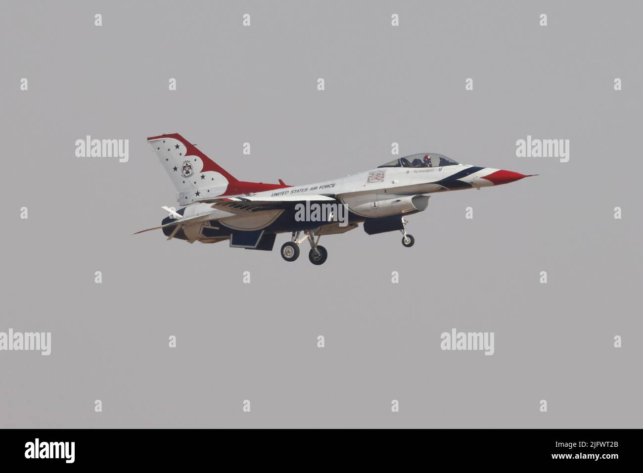 Primo piano di General Dynamics F-16 Fighting Falcon che vola durante un'esposizione aerea Foto Stock