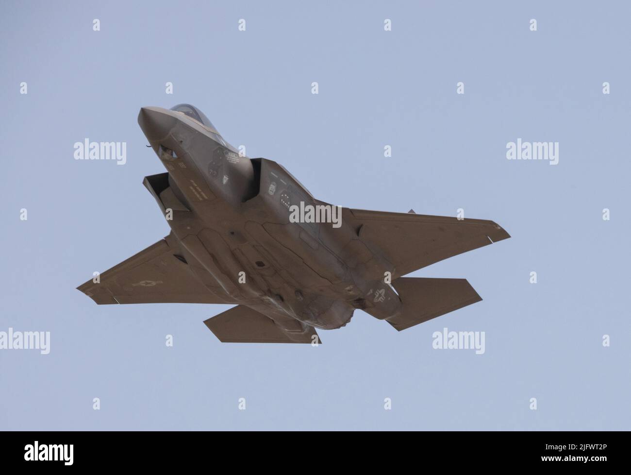 Un Lockheed Martin F-35 Lightning II che vola in un cielo blu chiaro alla base dell'aeronautica di Mather Foto Stock
