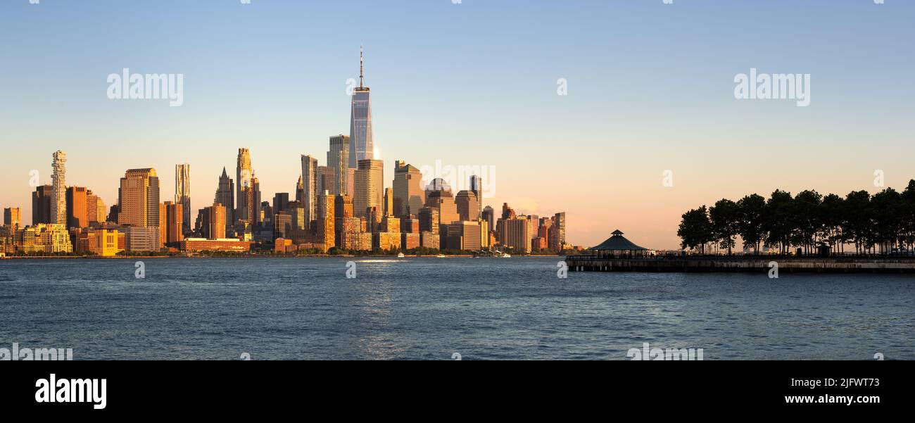 Vista panoramica dello skyline di Lower Manhattan e del World Trade Center al tramonto. Vista sul fiume Hudson di New York da Hoboken Foto Stock