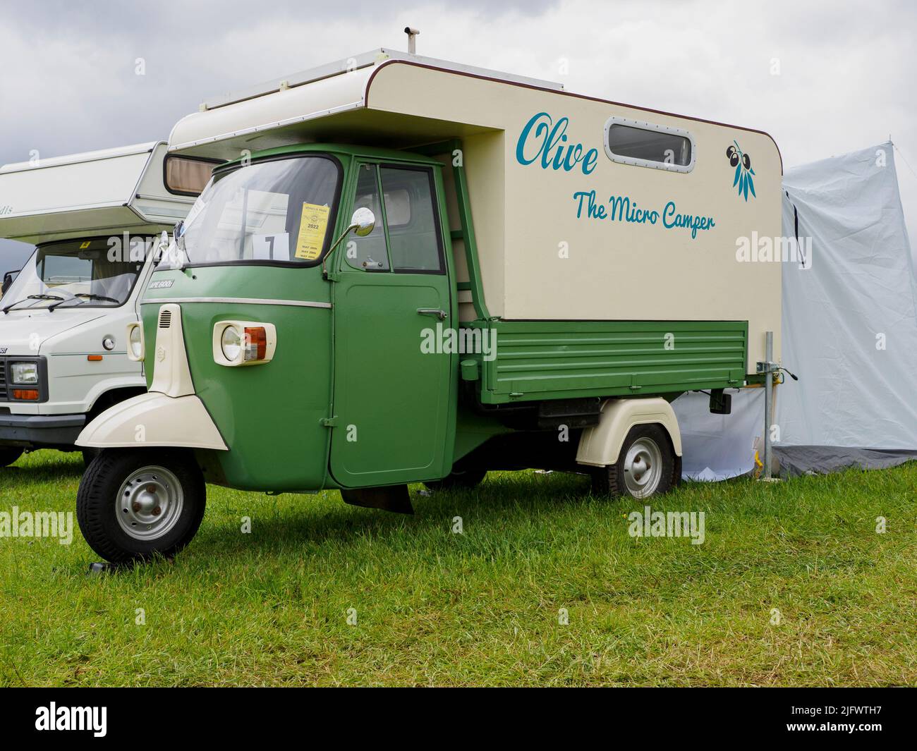 Piaggio Ape micro campervan in mostra al Launceston Steam & Vintage Rally, Cornovaglia, Regno Unito Foto Stock