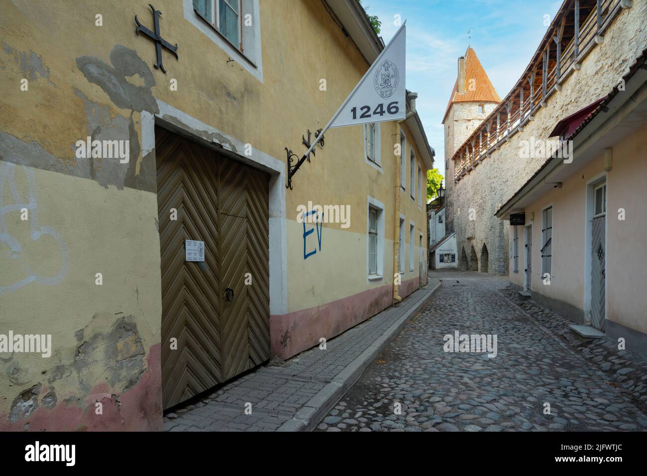 Tallinn, Estonia. Luglio 2022. Vista esterna dell'entrata del Museo del Convento Domenicano nel centro della città Foto Stock