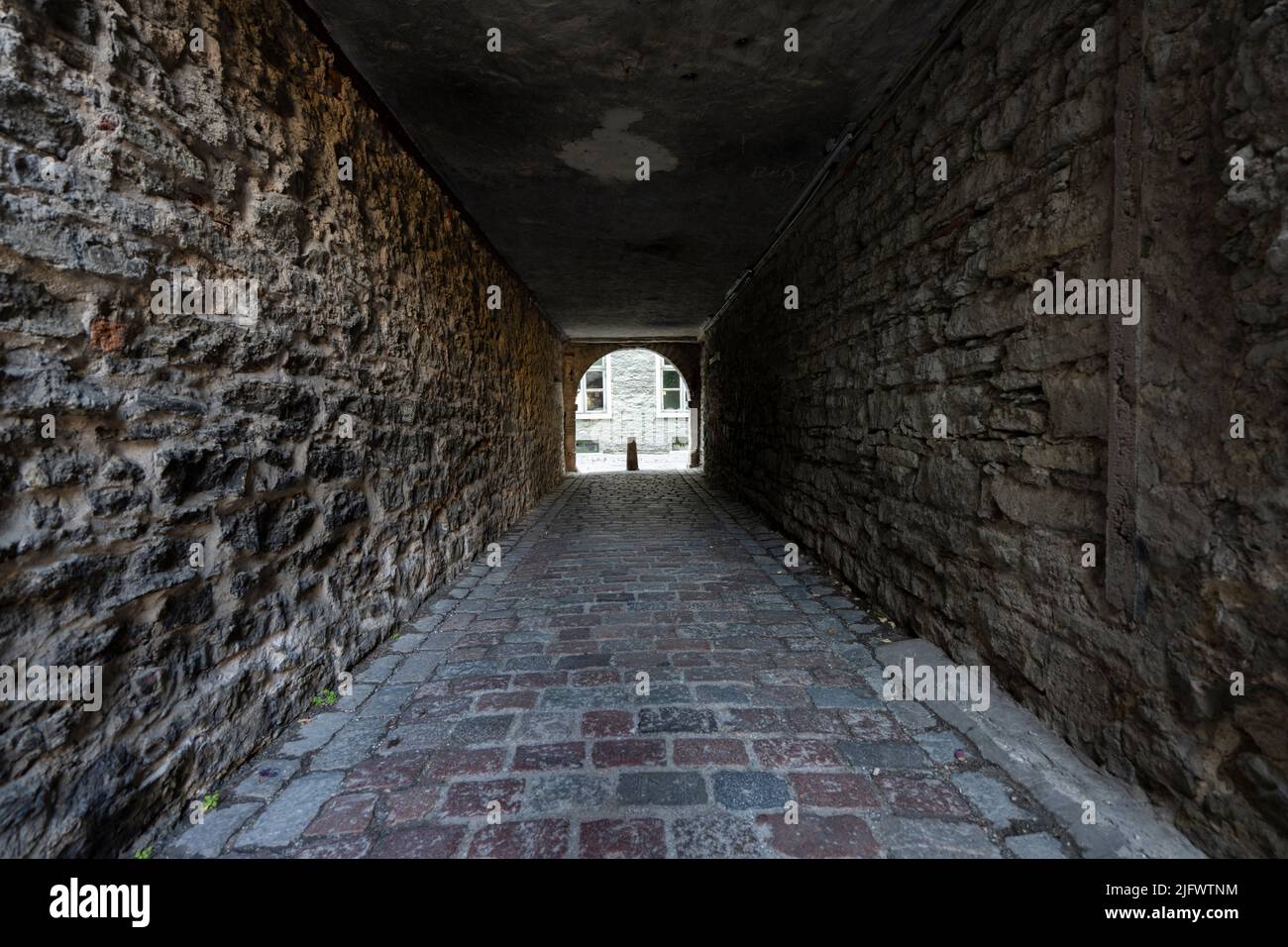 Tallinn, Estonia. Luglio 2022. Vista della strada medievale Katariina käik nel centro della città Foto Stock