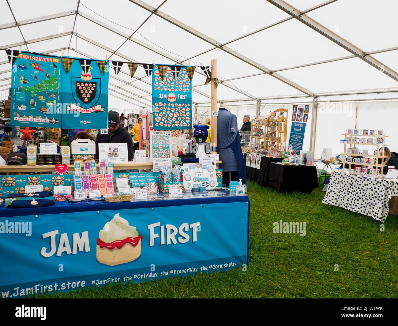 Commercianti nella tenda dell'artigianato al Launceston Steam & Vintage Rally, Cornovaglia, Regno Unito Foto Stock