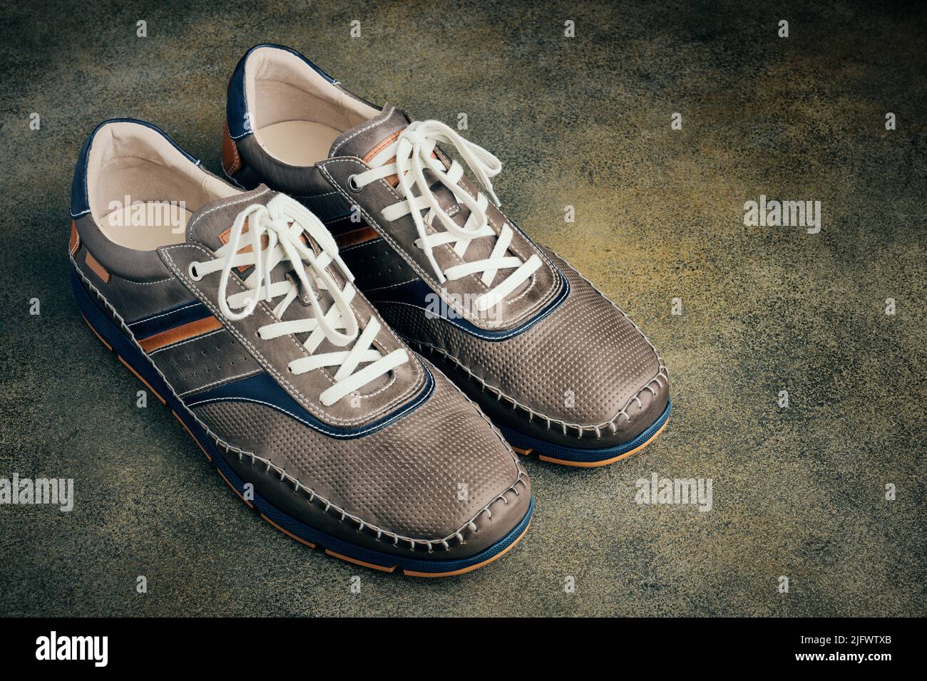 Scarpe sportive di lusso casual in pelle per uomo da vicino con spazio copia Foto Stock