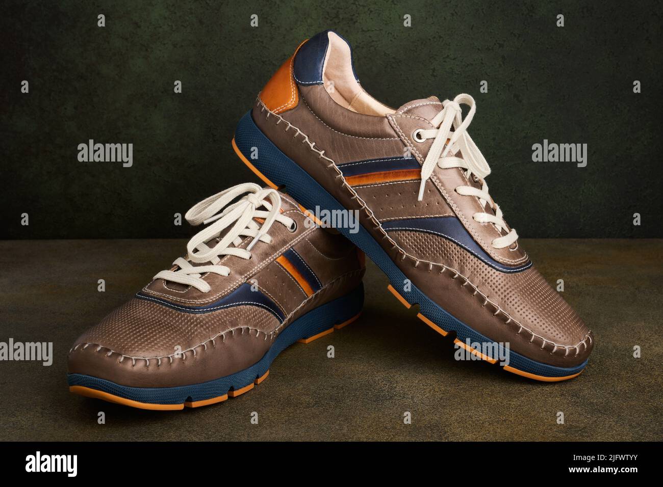 Paio di eleganti scarpe sportive in pelle da uomo, moda concept Foto Stock