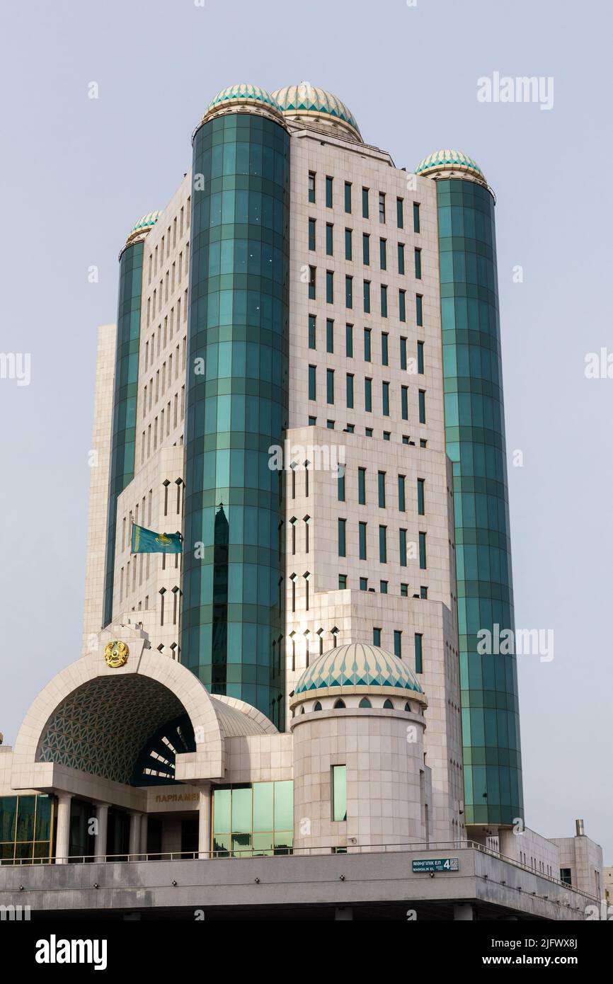 Nur Sultan (Astana), Kazakistan, 11.11.21. Senato del Parlamento della Repubblica del Kazakistan, edificio moderno del governo orientale. Foto Stock