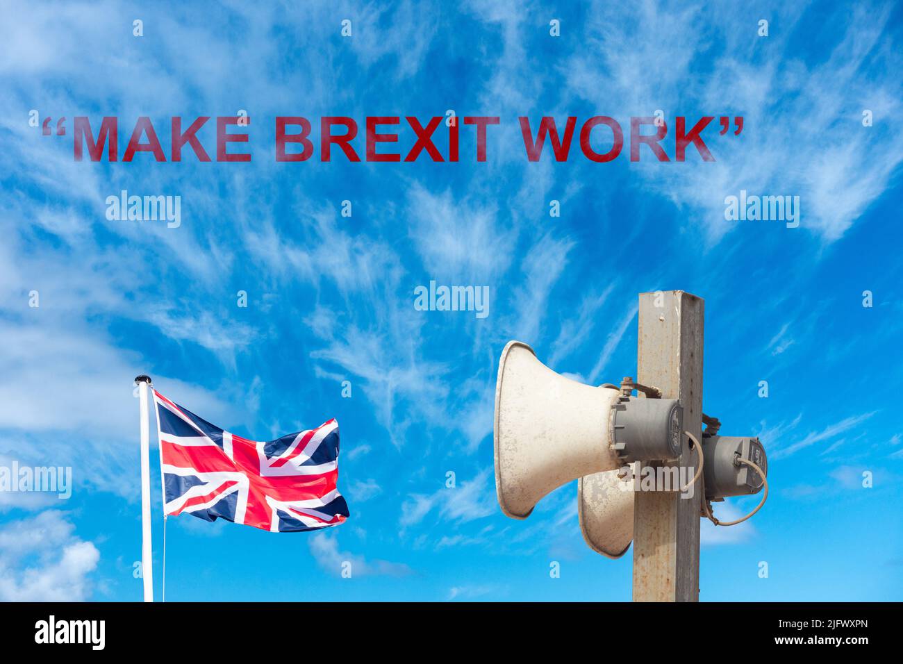 Slogan del Partito del lavoro, "fare Brexit lavorare”, con bandiera britannica e altoparlanti contro il cielo blu. Foto Stock