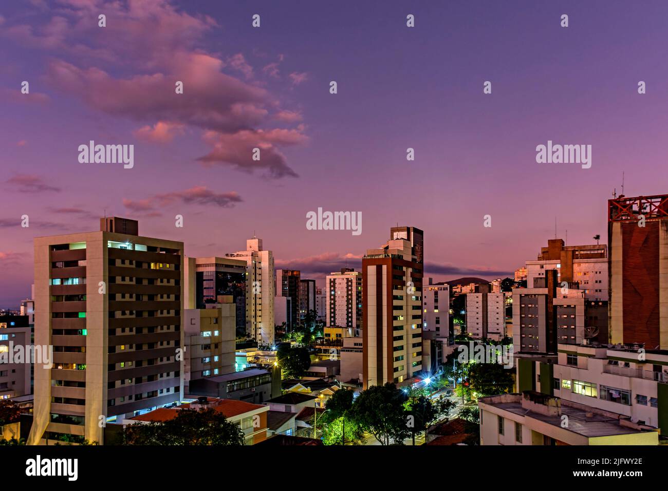 Quartiere della città di Belo Horizonte a Minas Gerais con i suoi edifici illuminati dal tramonto Foto Stock