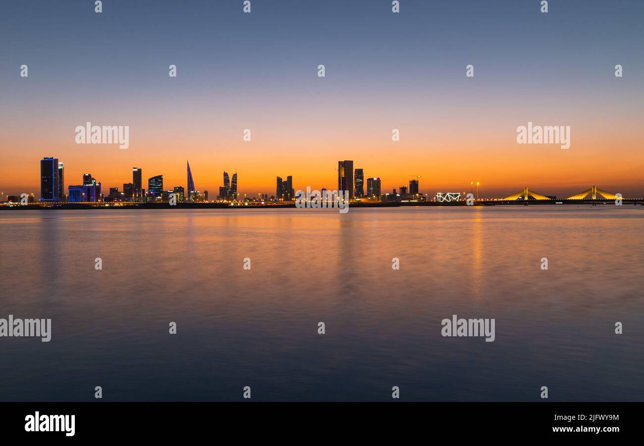 Skyline di Manama al tramonto Foto Stock