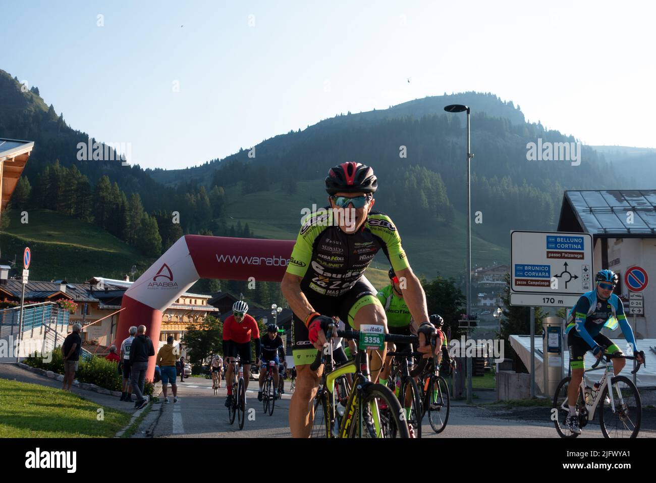 Arabba, Italia - Luglio 03th 2022: Maratona in bici sulle Dolomiti. Partecipanti che attraversano il villaggio Arabba Foto Stock