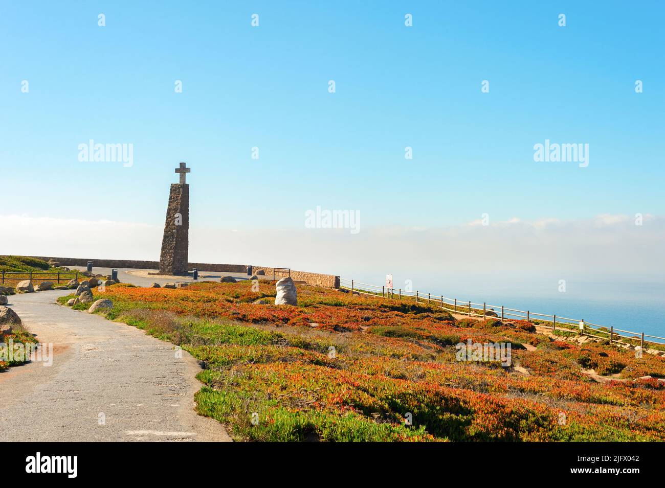 Cabo da Roca Croce monumento alla scogliera, punto più occidentale, Sintra, Portogallo Foto Stock