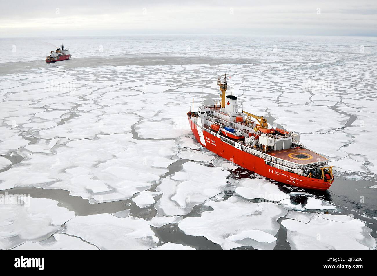 L'OCEANO ARTICO Ð la nave della Guardia Costiera canadese Louis S. St-Laurent si avvicina alla Cutter Healy della Guardia Costiera nell'Oceano Artico. Le due navi partecipano a un'indagine sull'Artico pluriennale e multiagenzia che contribuirà a definire la piattaforma continentale dell'Artico. Arctic Ocean, settembre (2009) credito: P.Kelley, USCG Foto Stock