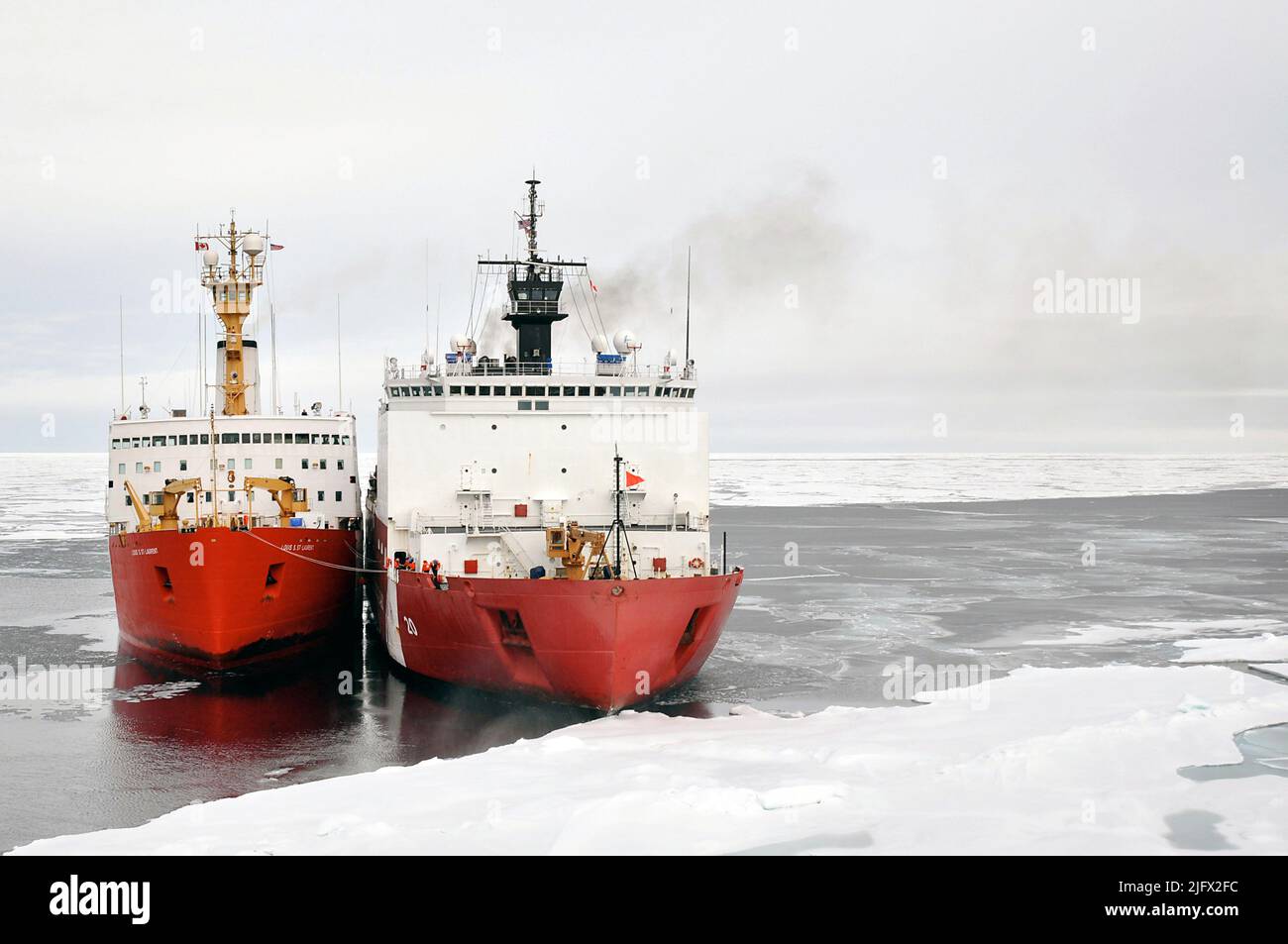 OCEANO ARTICO Ð la nave canadese della Guardia Costiera Louis S. St-Laurent si lega alla Cutter della Guardia Costiera Healy nell'Oceano Artico. Le due navi partecipano a un'indagine sull'Artico pluriennale e multiagenzia che contribuirà a definire la piattaforma continentale dell'Artico. Arctic Ocean, settembre (2009) credito: P.Kelley, USCG Foto Stock