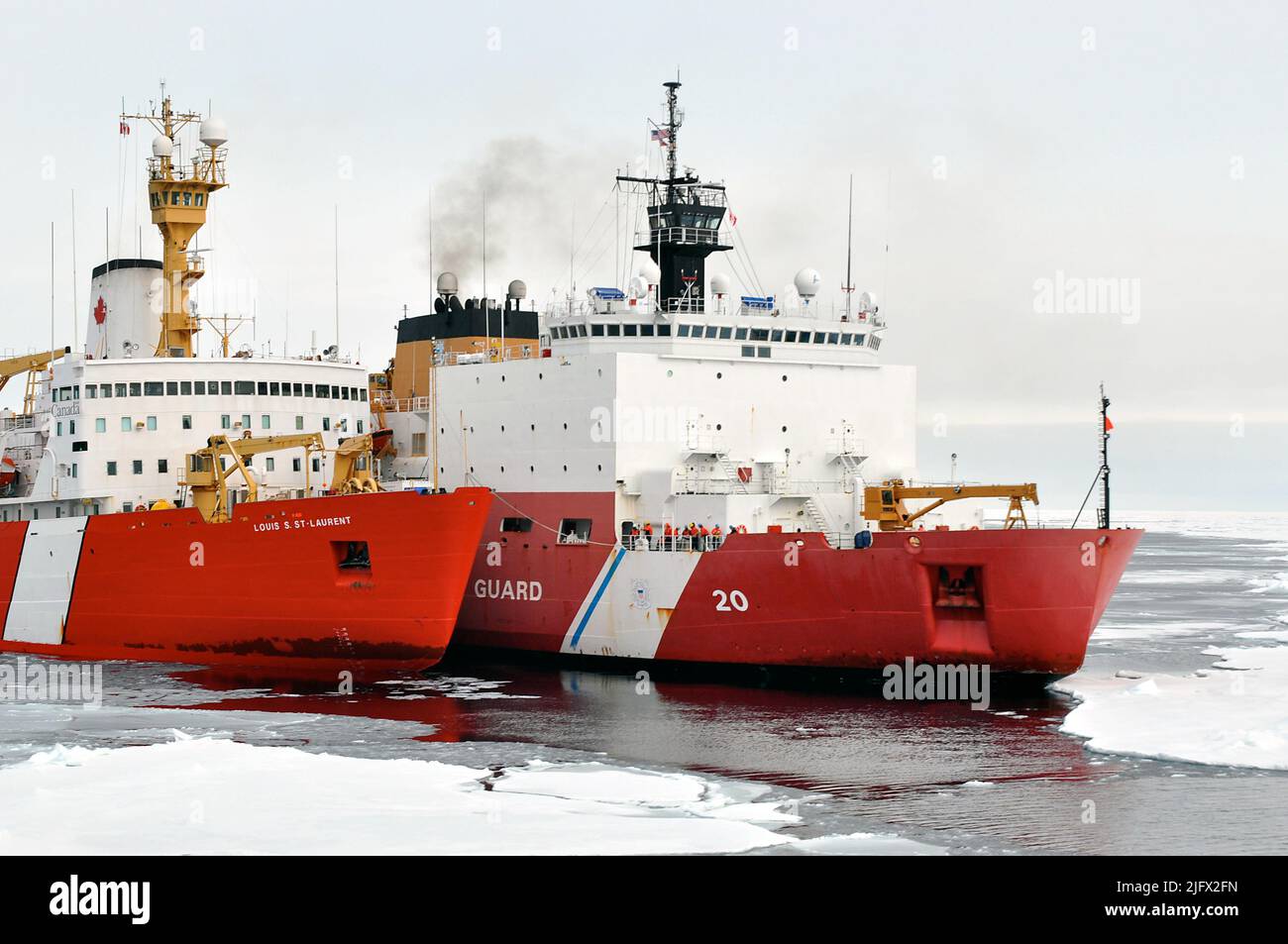 Rompighiaccio. OCEANO ARTICO Ð la nave canadese della Guardia Costiera Louis S. St-Laurent si lega alla Cutter della Guardia Costiera Healy nell'Oceano Artico. Le due navi partecipano a un'indagine sull'Artico pluriennale e multiagenzia che contribuirà a definire la piattaforma continentale dell'Artico. Arctic Ocean, settembre (2009) credito: P.Kelley, USCG Foto Stock