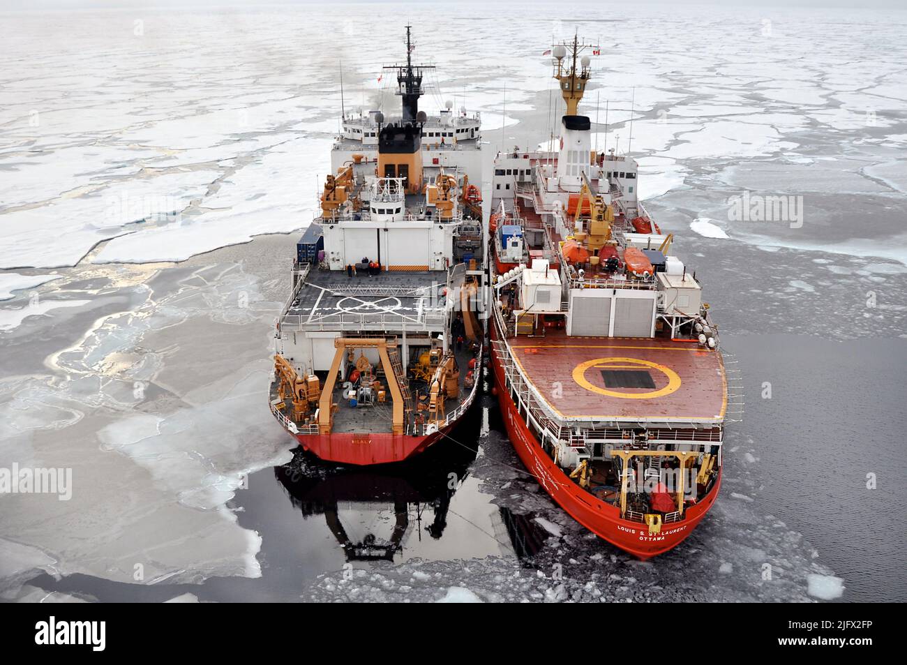 OCEANO ARTICO Ð la nave canadese della Guardia Costiera Louis S. St-Laurent si lega alla Cutter della Guardia Costiera Healy nell'Oceano Artico. Le due navi partecipano a un'indagine sull'Artico pluriennale e multiagenzia che contribuirà a definire la piattaforma continentale dell'Artico. Arctic Ocean, settembre (2009) credito: P.Kelley, USCG Foto Stock