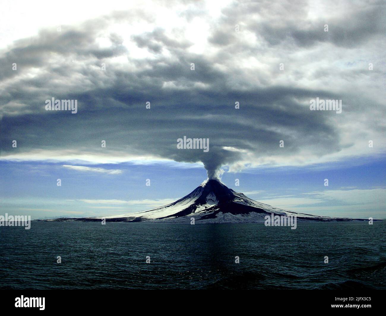 Eruzione di Agostino, marzo 2006. Il vulcano Augustine, Alaska, USA, verso la fine della sua estesa eruzione che durò diversi mesi. Nel gennaio 2006, il vulcano in modo esplosivo eruptedÑflight sentieri sono stati spostati, e i voli sono stati cancellati per evitare incontri aerei con cenere vulcanica. Tra il 11 gennaio e il 20 marzo, il Centro consultivo Anchorage sulle ceneri vulcaniche ha pubblicato 567 report di testo sull'eruzione di Agostino. Questa foto: 27 marzo 2006. Credito: C.Read/USGS Foto Stock